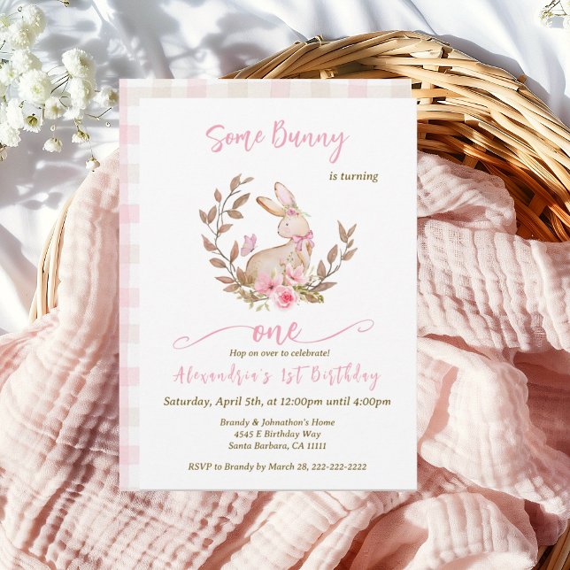 Convite Um Coelhinho Está Transformando Uma Menina Rosa (Some Bunny is turning one. Girls 1st Birthday pink bunny invitations.)
