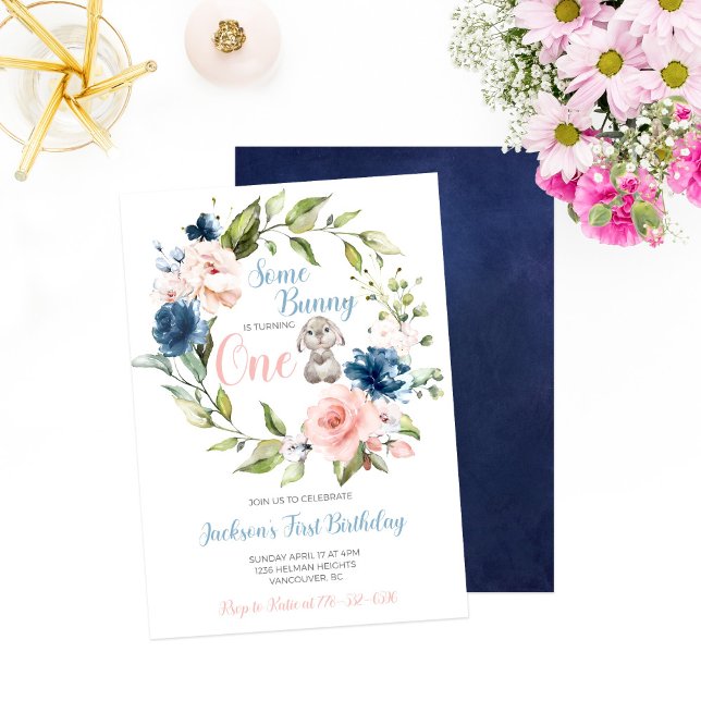 Convite Um coelhinho está virando uma Páscoa no primeiro a (Criador carregado)