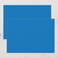 um fundo azul com um relógio preto e branco