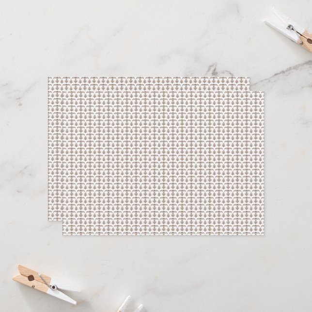 Convite um fundo branco com um padrão castanho (Frente/Verso In Situ)