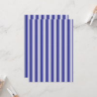 um fundo listrado azul e branco