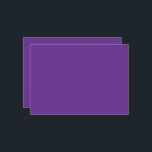 Convite um fundo roxo com um<br><div class="desc">O design é um grande quadrado azul,  que parece ser um céu claro e claro. A cor do céu é uma cor azul profunda,  dando-lhe uma aparência vibrante e viva.</div>