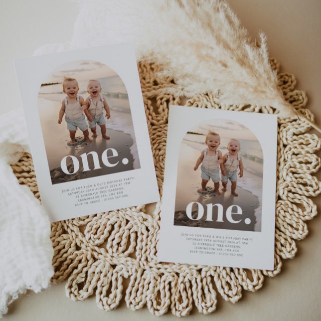 Convite Um Garotos Gêmeos - Foto Archada Primeiro Aniversá (One Twin Boys - Arched Photo First Birthday Invitation)