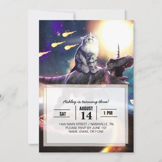Convite Um gato dirigindo unicórnio de dinossauro no espaç (Frente)