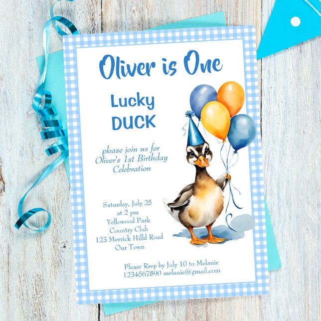 Convite Um modelo de aniversário de gingham azul-pato sort (One lucky duck blue gingham birthday party invitation template digital download cute mallard duck)