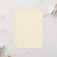 um papel de parede branco e dourado com um padrão