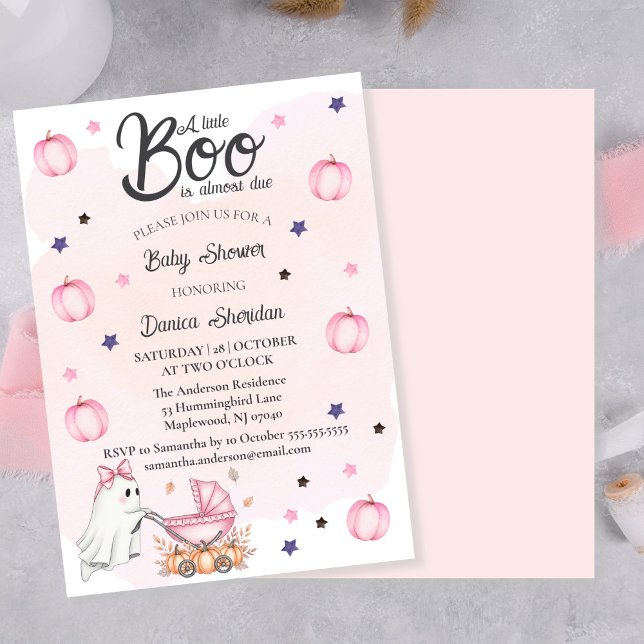 Convite Um Pequeno Boo É Quase Um Chá de fraldas Rosa Devi (A Little Boo Is Almost Due Pink Baby Shower Invitation)