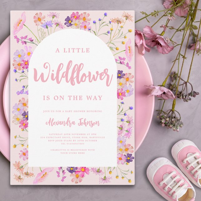Convite Um pequeno Chá de fraldas de flor selvagem (A little wildflower is on the way girl baby shower invitation with pink typography calligraphy )