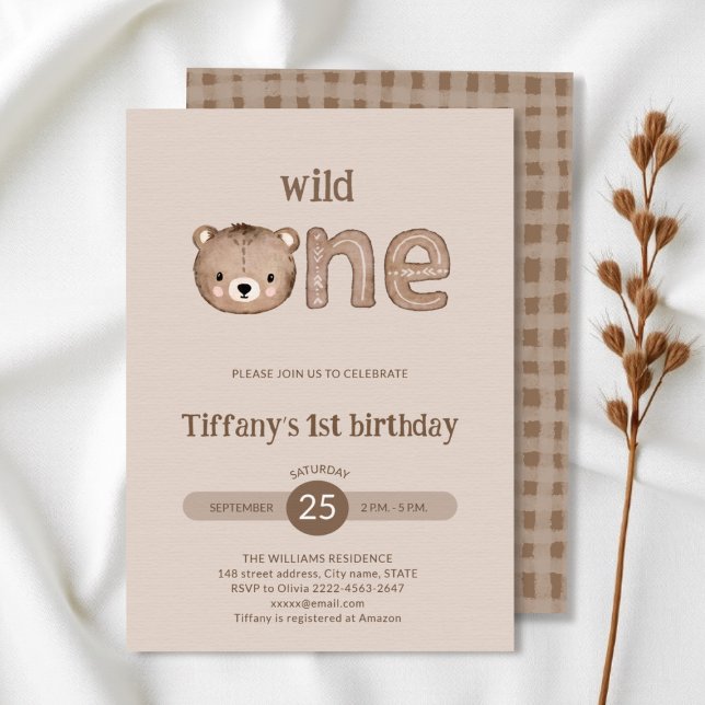Convite Um primeiro aniversario selvagem de Urso Justo (Wild One Birthday Invitation | Neutral 1st Birthday Party Invite with Cute Bear)
