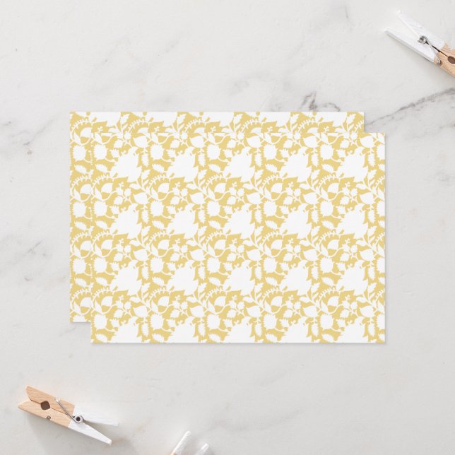 Convite Um tapete amarelo com um padrão repetitivo de moti (Frente/Verso In Situ)