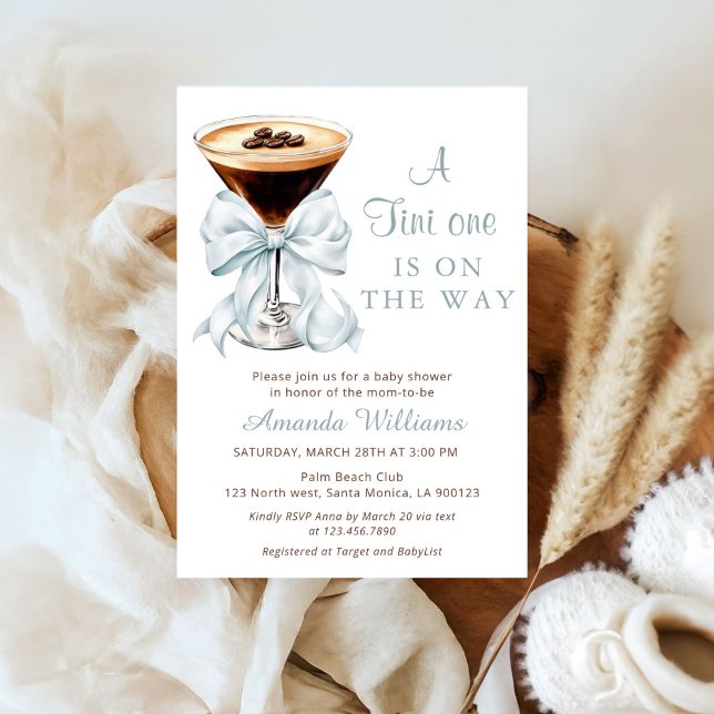 Convite Um Tini a Caminho Espresso Martini (A tini one is on the way Espresso Martini Baby Shower Invitation)