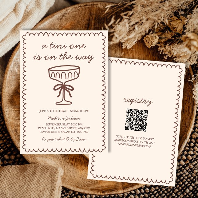 Convite Um Tini No Caminho Do Chá de fraldas Espresso Mart (A Tini One On The Way Espresso Martini Baby Shower Invitation)