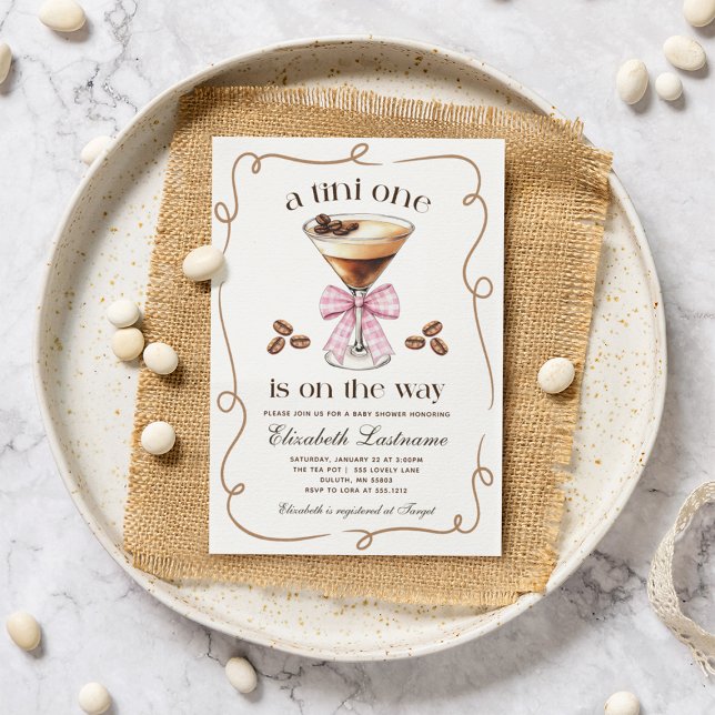 Convite Um Tini Um Espresso Martini Arco Rosa Chá de Bebê (A Tini One Espresso Martini Pink Bow Baby Shower Invitation)