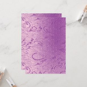 Convite Um vibrante design de tecido roxo apresentando int