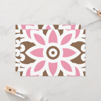 uma flor rosa sobre fundo castanho