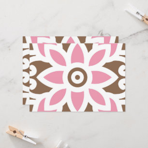 Convite uma flor rosa sobre fundo castanho