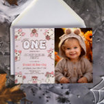 Convite Uma Foto de Primeiro Aniversário do Retro Hallowee<br><div class="desc">Celebre o primeiro ano do seu filho com o nosso "One Spooky Retro Halloween First Birthday Photo Invitation". Apresentando um delicioso tema do Dia das Bruxas, este convite mostra a foto do seu filho em um design divertido e inspirado no vintage. Perfeito para dar o tom de uma primeira festa...</div>