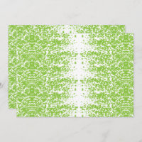 Uma mulher vestindo um suéter de cinza e os óculos