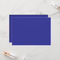 uma parede azul com um relógio 