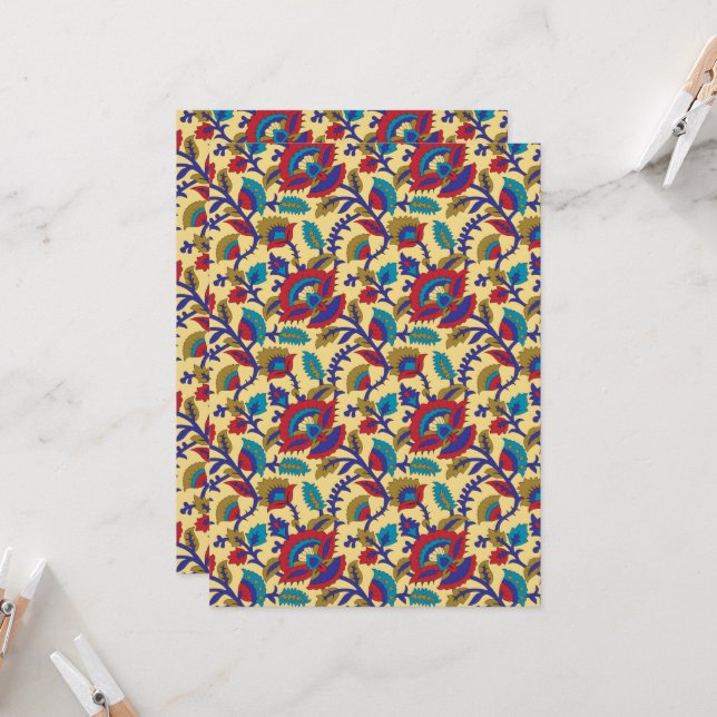 Convite Uma peça de arte têxtil vibrante com vermelho arro (Frente/Verso In Situ)