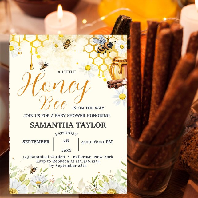 Convite Uma Pequena Abelha de Mel está no caminho do Chá d (A Little Honey Bee is on the Way Baby Shower Invitation #zazzlemade #zazzlefinds #honeybabyshower)