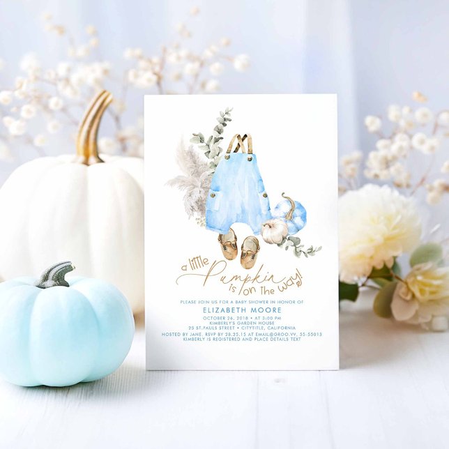 Convite Uma Pequena Abóbora Está A Caminho Do Chá de frald (A Little Pumpkin Is On The Way - Cute Blue Pumpkins and Baby Clothes Baby Shower Invitations)