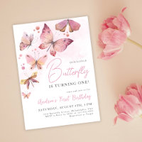 Uma pequena borboleta rosa está girando um primeir