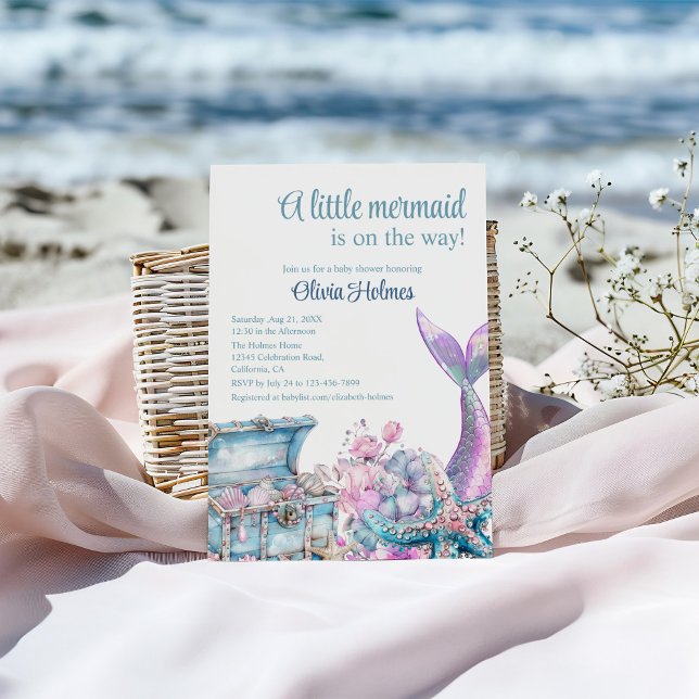 Convite "Uma Pequena Sereia está a caminho" Chá de fraldas ("A Little Mermaid is On The Way" Baby Shower Invitation on a sunny beach.)