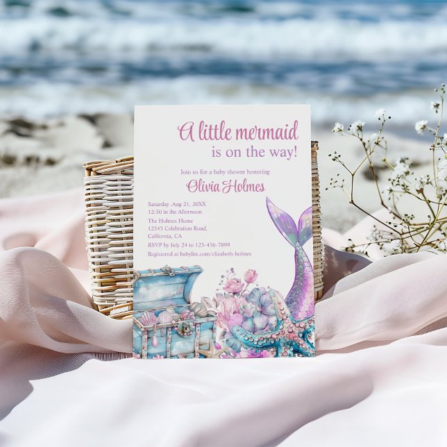 Convite "Uma Pequena Sereia está a caminho" Chá de fraldas ("A Little Mermaid is On The Way" Baby Shower Invitation on a sunny beach.)