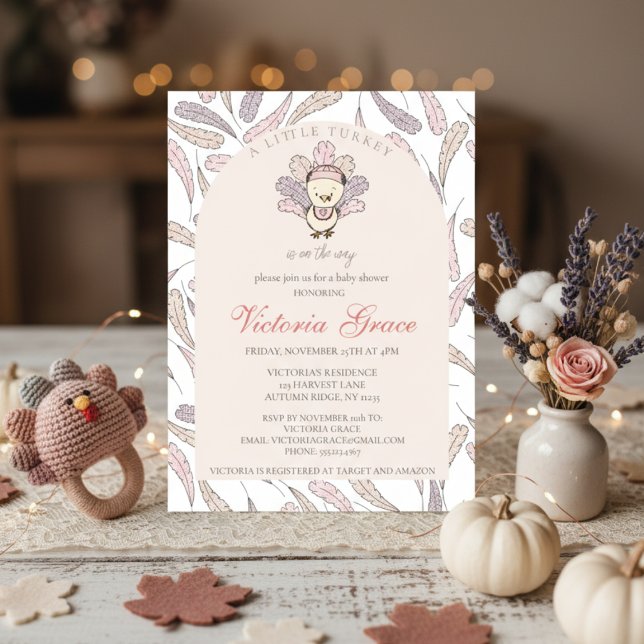 Convite Uma pequena Turquia está no caminho do Chá de fral (Cute Fall Baby Shower Little Turkey Invitation for Thanksgiving Baby Girl Shower. Turkey & Feathers)