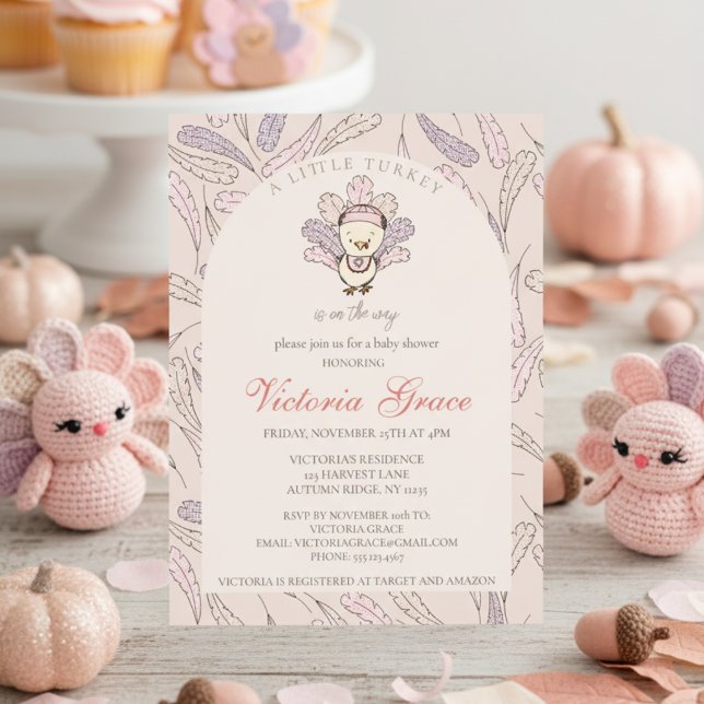 Convite Uma pequena Turquia está no caminho do Chá de fral (Cute A Little Turkey is on the Way Fall Baby Shower for Thanksgiving Baby Girl Shower in Blush Pink.)