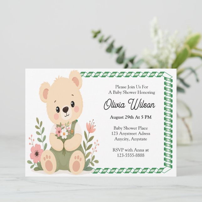 Convite Ursa de pelúcia fofa segurando um buquê de flores  (Em pé/Frente)