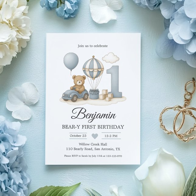 Convite Urso Azul de Pelúcia & Balão de Ar Quente Primeiro (Blue Teddy Bear 1st Birthday invite—hot air balloon, pastel flat-lay, editable template.)