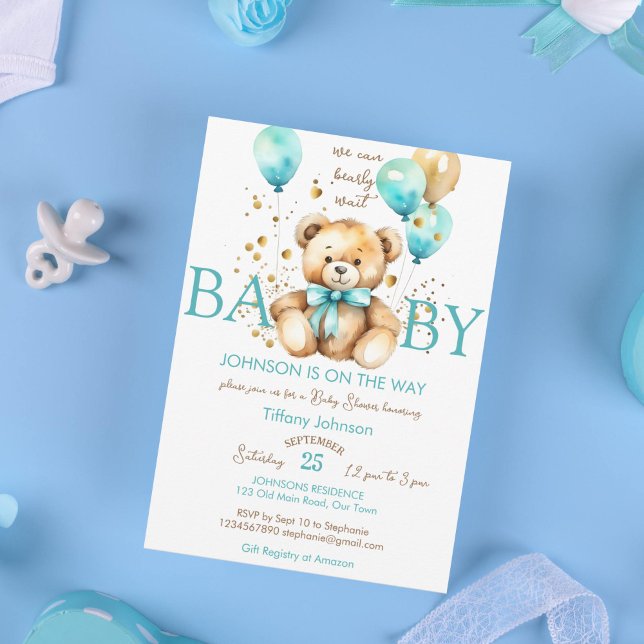 Convite Urso-peludo, espera-se chá de fraldas azul-aqua (Cute teddy bear with a bow and balloons  bearly wait baby shower template invitation aqua blue gold)