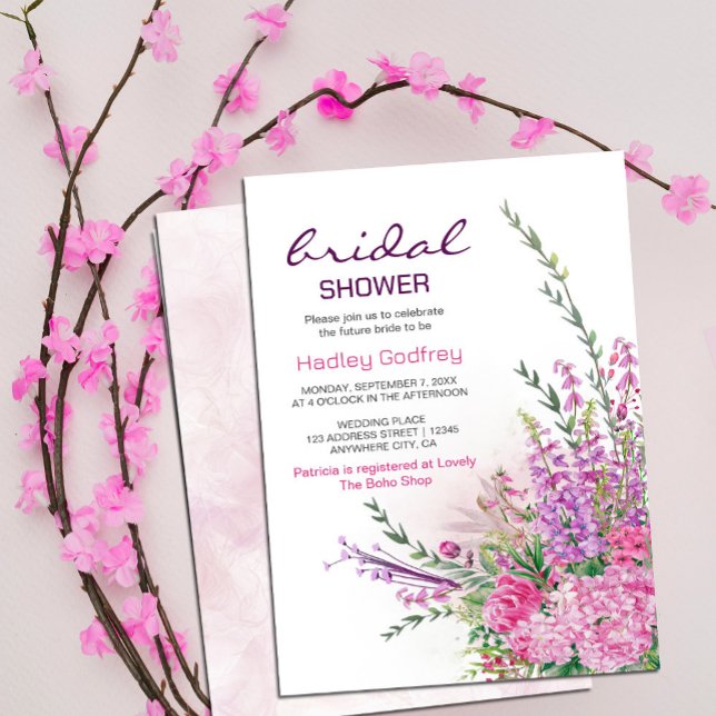 Convite Verão Romântico de Chic Wildflower (watercolor flowers in shades of purple and pink in rustic garden greenery, #bridalshower #pinkpurple)