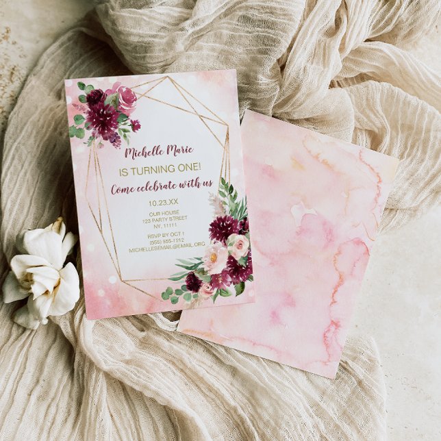 Convite Vinho Borgonha Rosa e Dourado Floral Primeiro Aniv (Criador carregado)