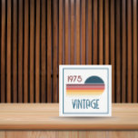Convite Vintage 1975 Retro Stripe Sun 50th Birthday<br><div class="desc">.: Diversão As cores primárias aparecem neste design de pôr do sol com faixa retrorativa e a palavra Vintage,  que podem ser alteradas. Você pode personalizar o texto e a fonte! .: Há outros anos já projetados que estão disponíveis na minha loja.</div>