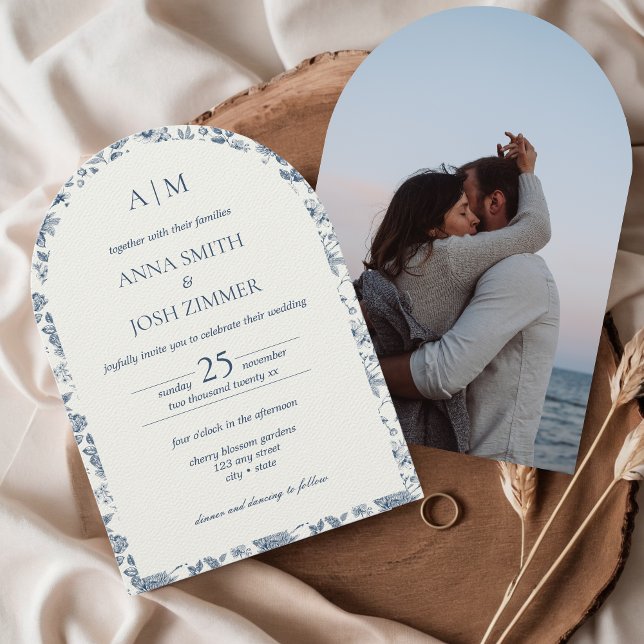 Convite Vintage French Chinoiserie Blue Floral Casamento (Arch Chinoiserie French Vintage Dusty Blue Porcelain Floral Pattern Wedding Invitation with Photo)