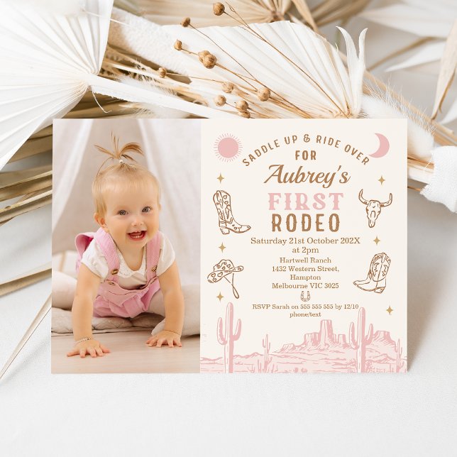 Convite Vintage Pink Photo Cowgirl Primeiro Aniversário do (Cowgirl First Rodeo Birthday Invitation Girl Pink, First Rodeo 1st Birthday Invitation, Pink Desert)