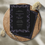 Convite Vintage Purple & White Lace Invance<br><div class="desc">Estes convites para casamento de 5" x 7" apresentam um estilo gótico com um local falso preto e roxo com a introdução, "Junto com as suas famílias, por favor juntem-se", juntamente com os marcadores para os primeiros nomes dos casais de casamento, data, hora, local, endereço do local com a mensagem...</div>