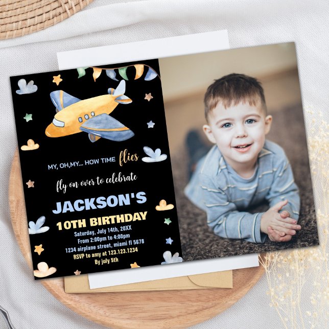 Convite Votos de aniversário de avião Cinza preto W foto (Airplane Birthday Invitations Gray Black W Photo)