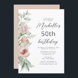 Convite Watercolor Floral Peach Blush 50th Birthday<br><div class="desc">A borda esquerda deste convite de aniversário apresenta um buquê floral de cor d'água de pêssego e flores e verde. O texto personalizável combina fontes de script e sans serif em cinzas de carvão em um fundo branco. O verso apresenta uma cor sólida coordenadora. Você pode editar o texto para...</div>
