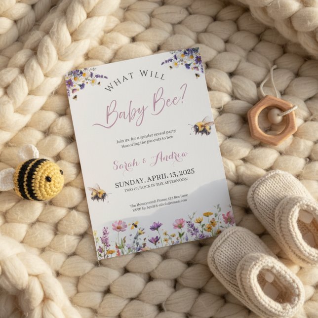 Convite What Will Baby Bee Gender Reveal Party  (Gender reveal invitation on chunky knit blanket with baby booties and bee toy in warm light)