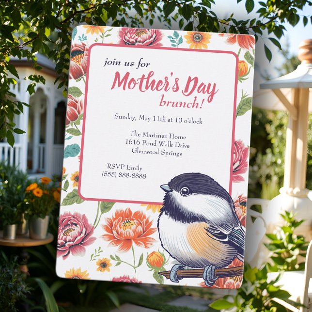 Convite Whimsical Dia de as mães Brunch Chickadee (Cheerful Mother's Day brunch invitation with a sweet, hand-drawn chickadee and bright flowers)