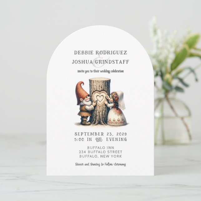 Convite Whimsical Gnomes Fun Wedding Invitation  (Em pé/Frente)