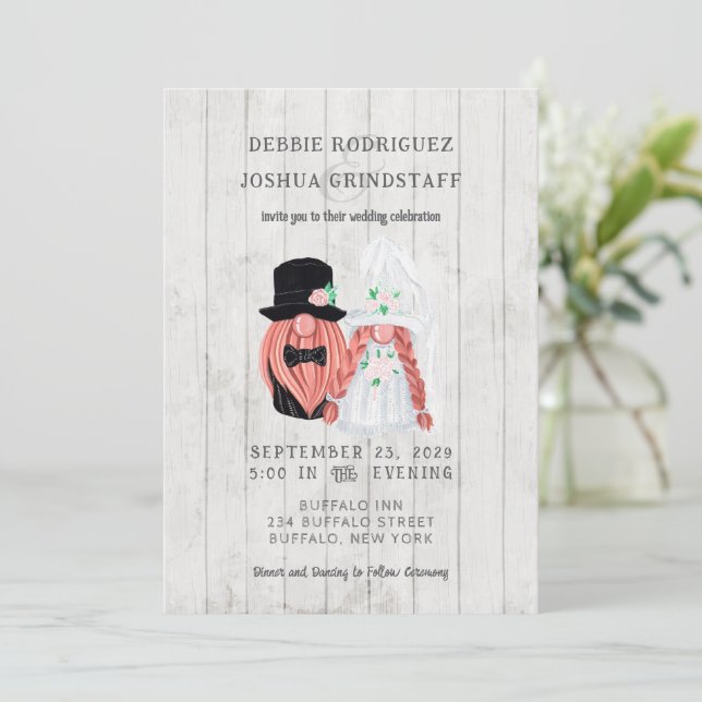 Convite Whimsical Gnomes Fun Wedding Invitation  (Em pé/Frente)
