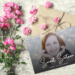 Convite White 4 Foto, White Script Casual, Sweet 16 Aniver<br><div class="desc">Convite de aniversário do White 4 Photo Sweet 16 do Script Casual - Um convite clássico com 4 fotos da aniversariante. A frente do convite apresenta uma foto de perda de cheio com sobreposição de texto e nome de script branco. A parte de trás do convite apresenta 3 fotos bonitas...</div>