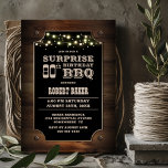 Convite Wood Surprise 80th Birthday BBQ<br><div class="desc">Convide seus amigos e entes queridos com este convite de aniversário de 80 surpresa de na moda de de, que apresenta uma área de texto personalizável que permite incluir sem esforço todos os detalhes necessários para sua celebração especial de aniversário surpresa para o convidado de honra, incluindo a data, hora,...</div>