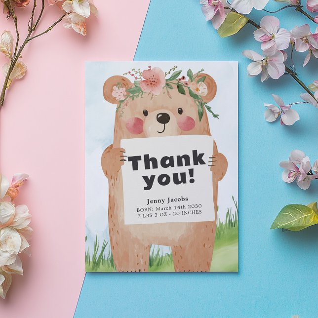 Convite Woodland Bear Baby Chá Gratidão obrigado (Cute baby girl bear holding a "Thank you" sign illustration on a grassy hill with baby details)