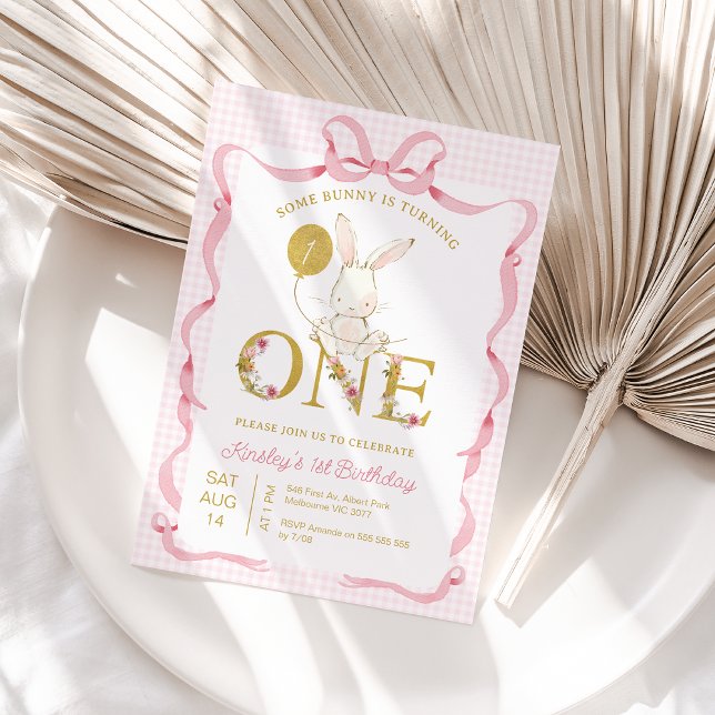 Convite Xadrez Rosa Rosa, Flor Selvagem, Um primeiro anive (Bunny 1st Birthday Invitation Template, Editable Some Bunny 1st Rabbit First Birthday Invitation Bow)